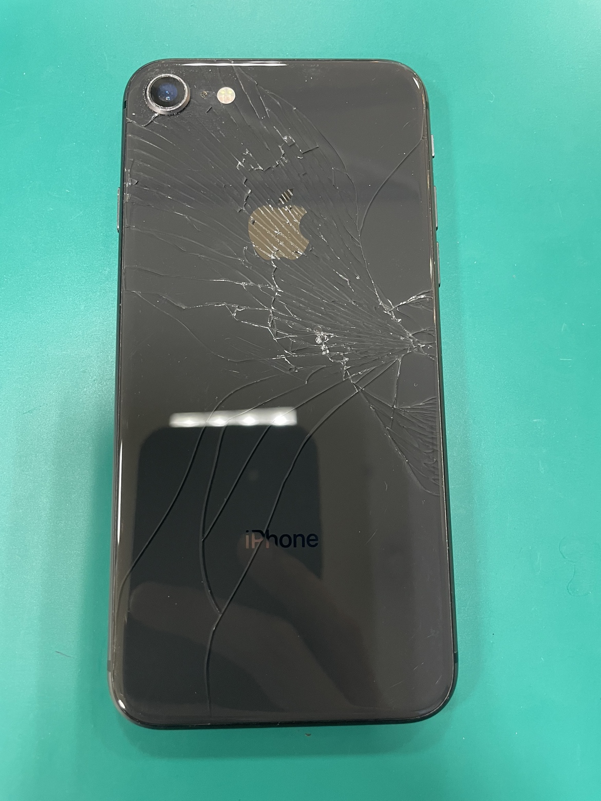 iPhone8 画面割れ 背面割れの修理【石巻市】