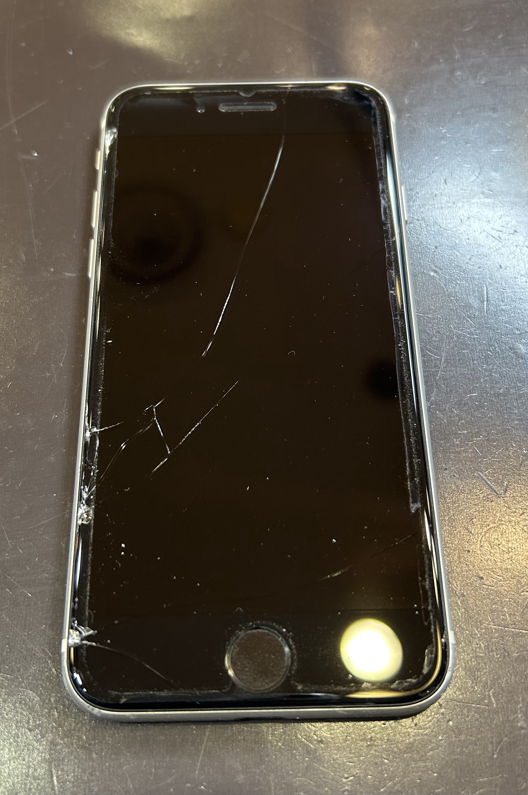 iPhoneSE2画面割れ修理とバッテリー交換