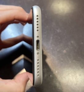 iPhoneSE第2世代スピーカー部分の汚れ除去