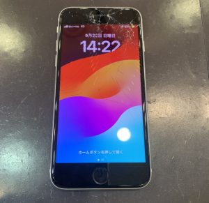 iPhoneSE3、画面破損しているが操作可能で表示もしている。