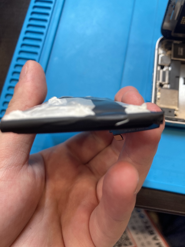 【石巻店】iPhone13 膨張バッテリーの交換